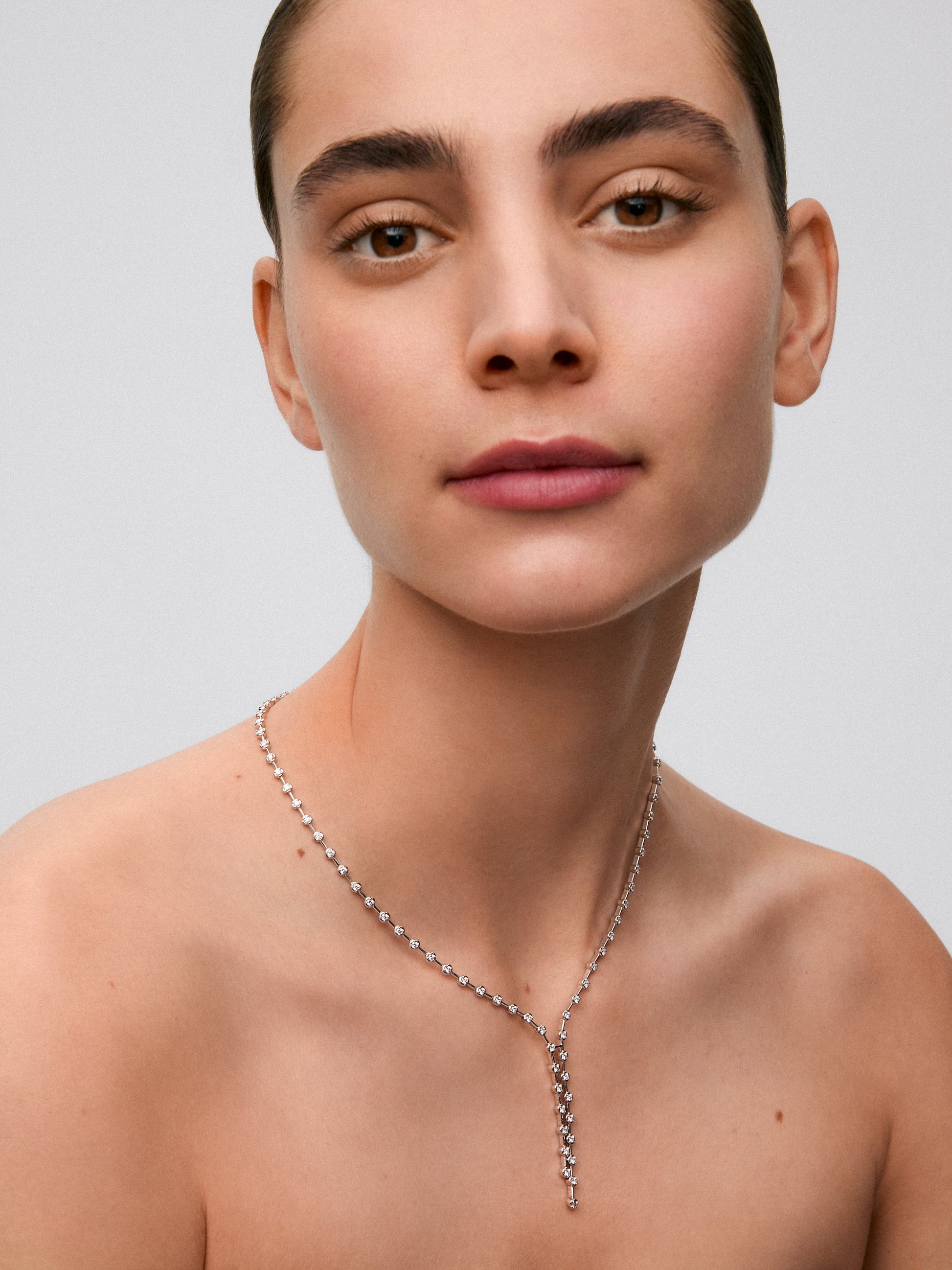 Colgante rivière de oro blanco de 18K con 84 diamantes en talla brillante con un total de 2,94 cts