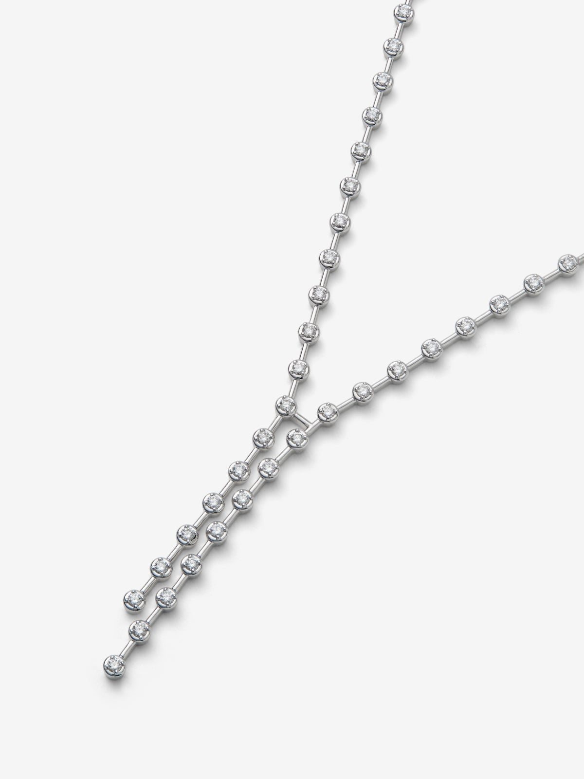 Colgante rivière de oro blanco de 18K con 84 diamantes en talla brillante con un total de 2,94 cts