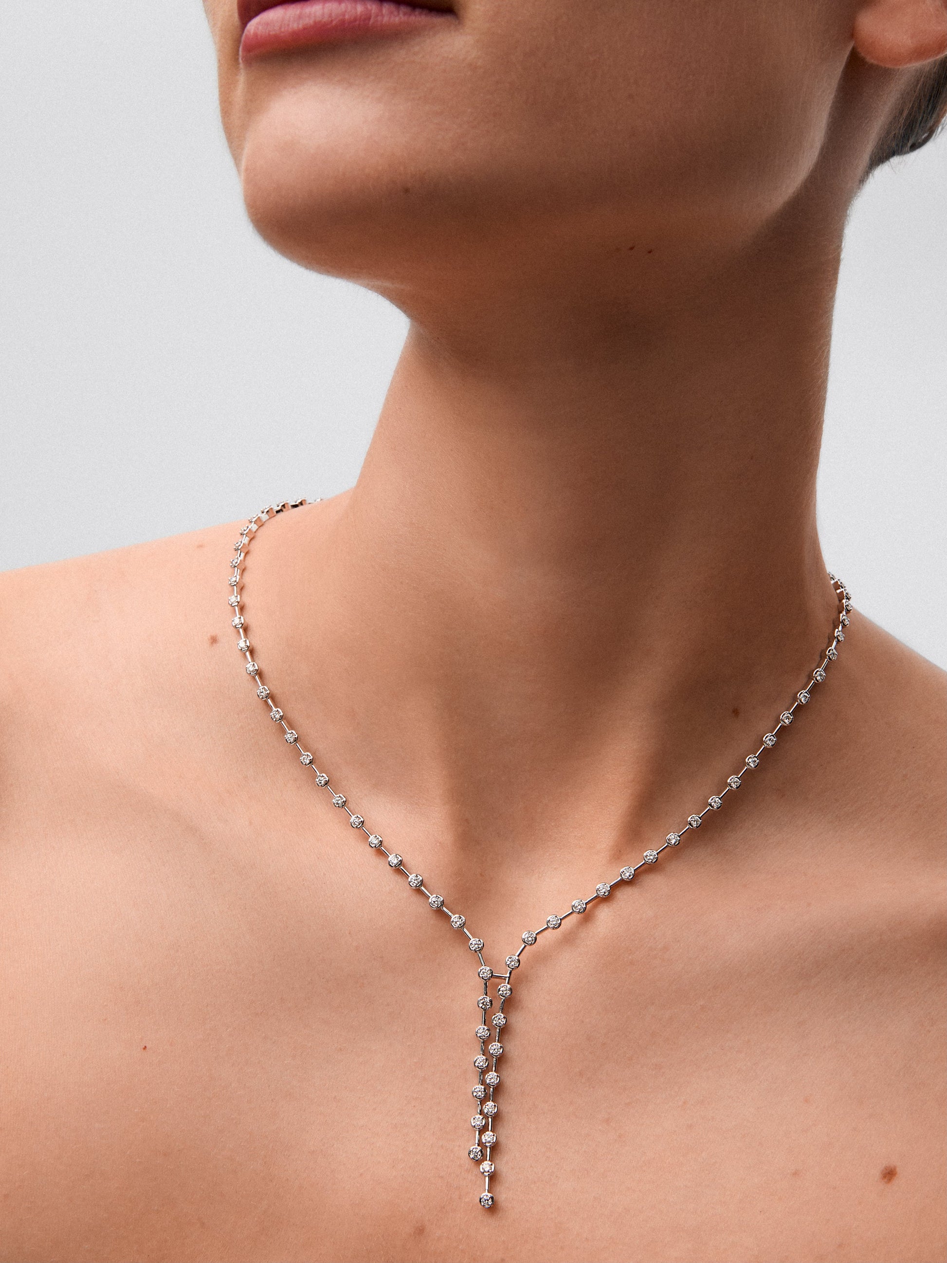 Colgante rivière de oro blanco de 18K con 84 diamantes en talla brillante con un total de 2,94 cts