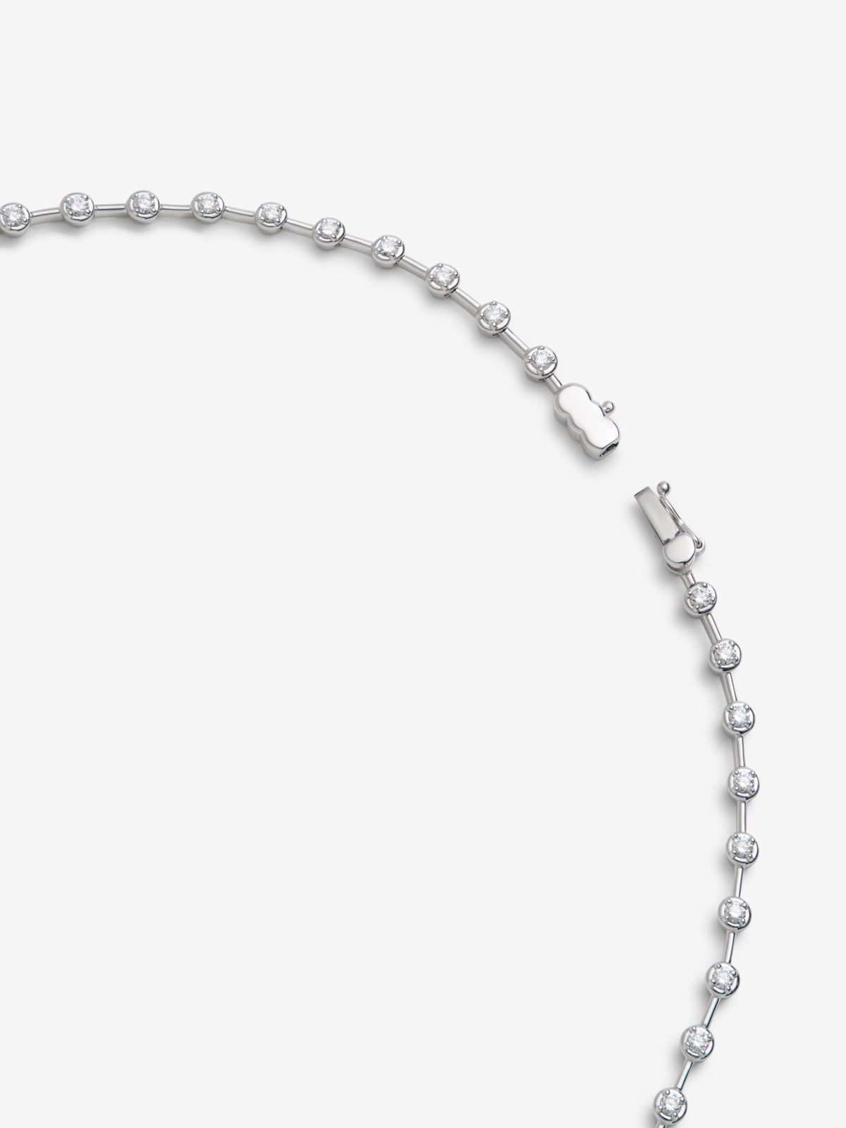 Colgante rivière de oro blanco de 18K con 84 diamantes en talla brillante con un total de 2,94 cts