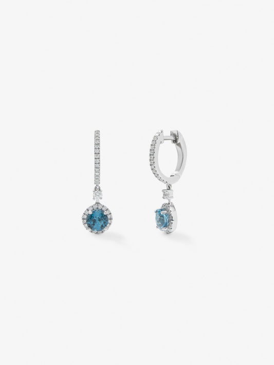 Pendientes de aro de oro blanco de 18K con 2 topacios azul london en talla brillante con un total de 1,18 cts y 62 diamantes en talla brillante con un total de 0,3 cts