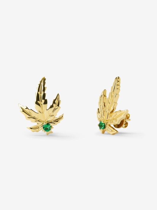Pendientes de oro amarillo de 18K con 2 esmeraldas centrales con un total de 0,15 cts y forma de hoja de arce