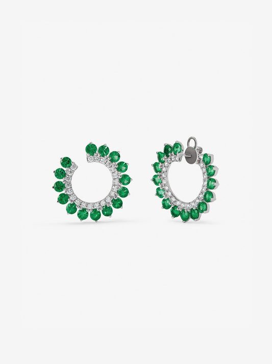 Pendientes de aro de oro blanco de 18K con 30 esmeraldas verdes en talla brillante con un total de 3,95 cts y 22 diamantes en talla brillante con un total de 0,52 cts