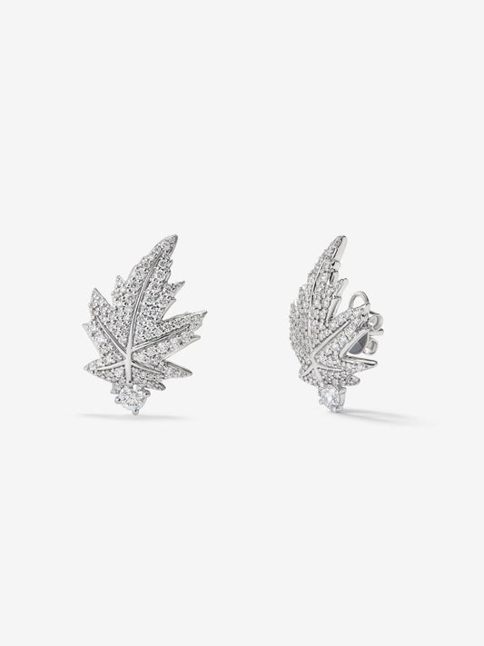 Pendientes de oro blanco de 18K con 2 diamantes centrales con un total de 0,26 cts, pavé de diamantes y forma de hoja de arce
