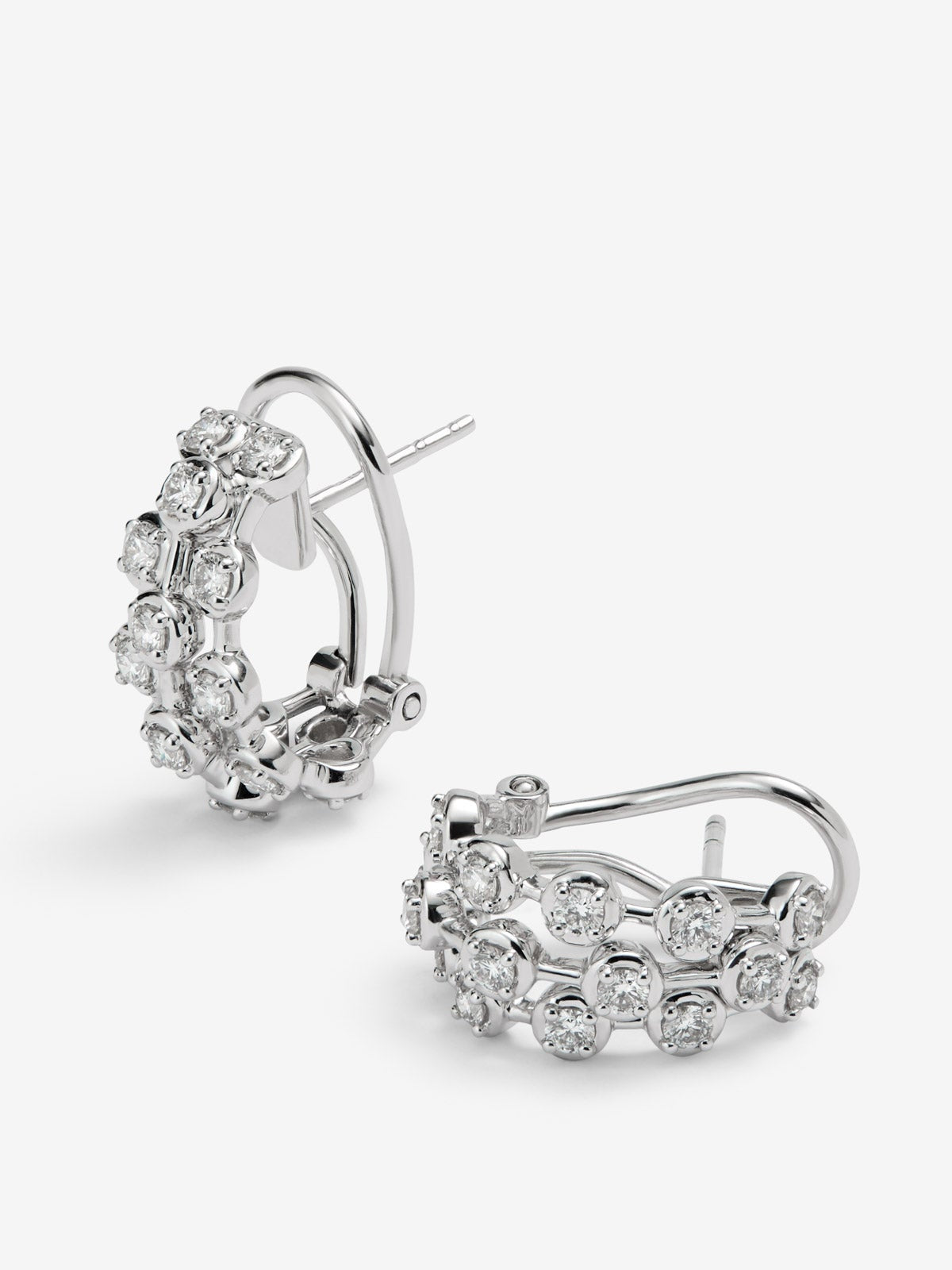 Pendientes de oro blanco de 18K con 32 diamantes en talla brillante con un total de 1,12 cts