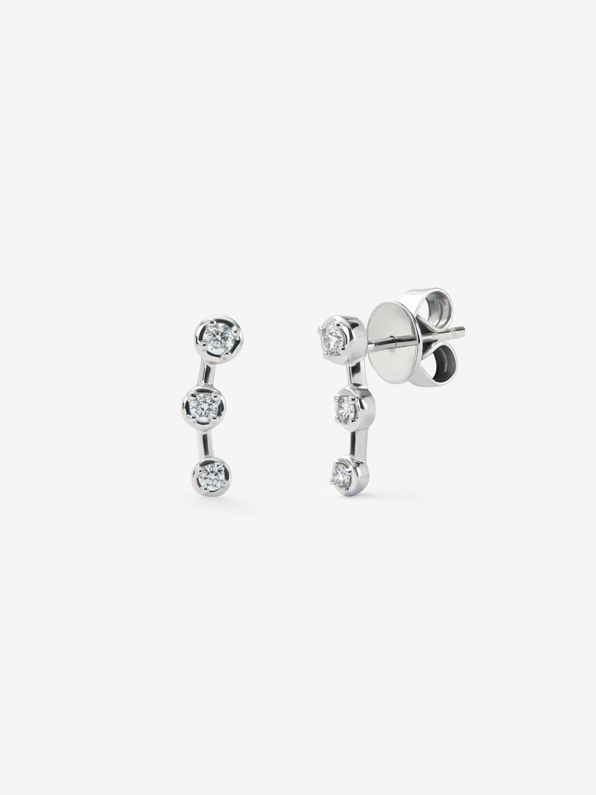 Pendientes trepadores de oro blanco de 18K con diamantes en talla brillante con un total de 0,22 cts