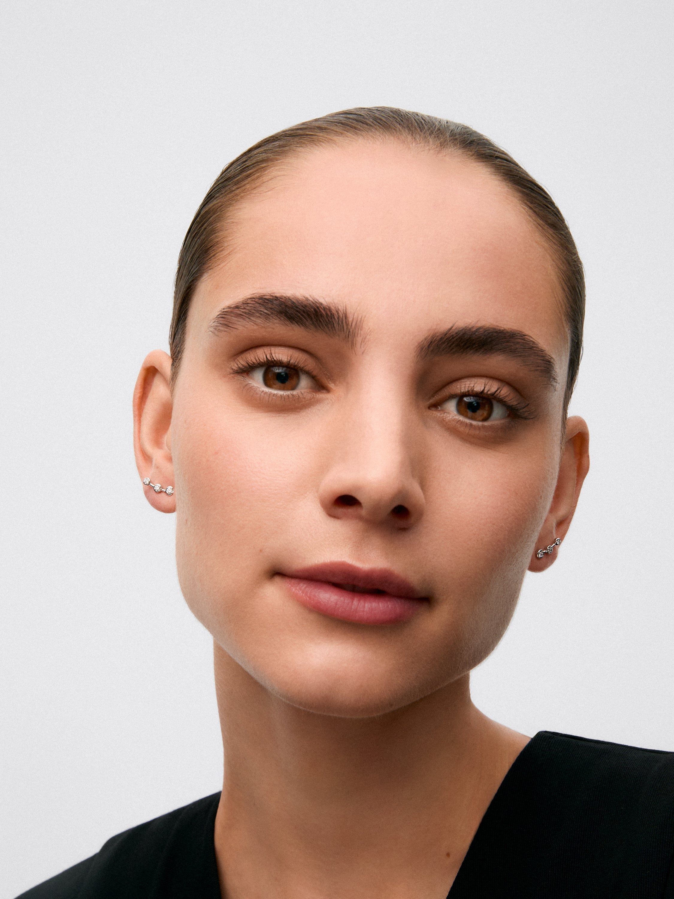 Pendientes trepadores de oro blanco de 18K con diamantes en talla brillante con un total de 0,22 cts