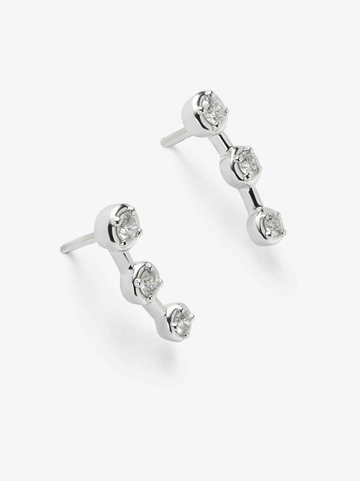Pendientes trepadores de oro blanco de 18K con diamantes en talla brillante con un total de 0,22 cts