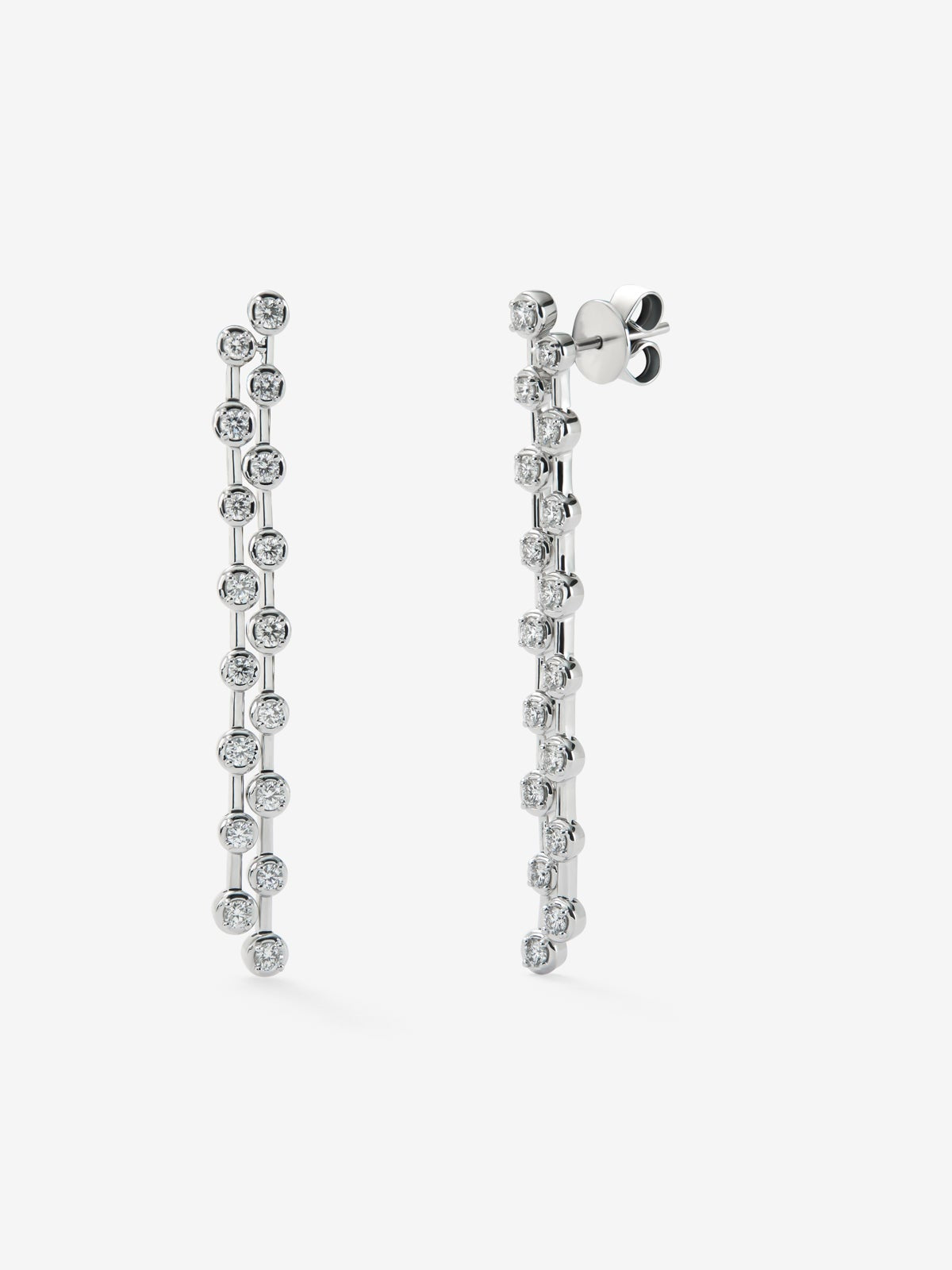 Pendientes largos de oro blanco de 18K con 34 diamantes en talla brillante con un total de 1,03 cts