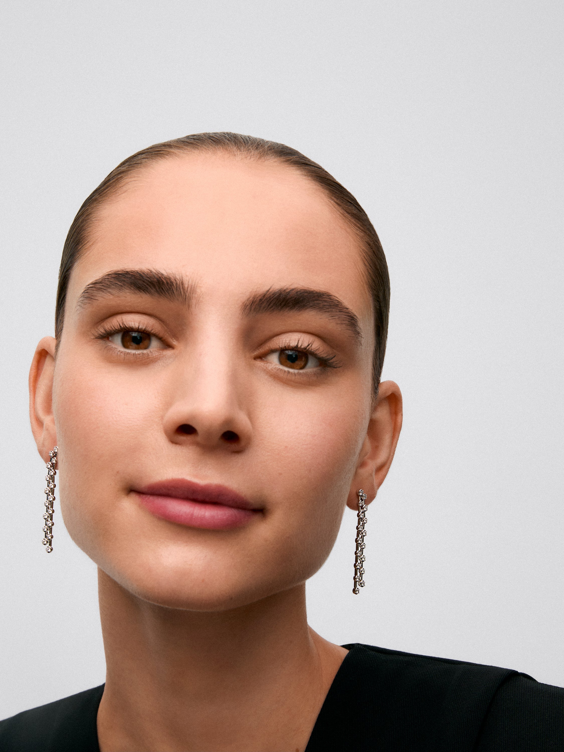 Pendientes largos de oro blanco de 18K con 34 diamantes en talla brillante con un total de 1,03 cts