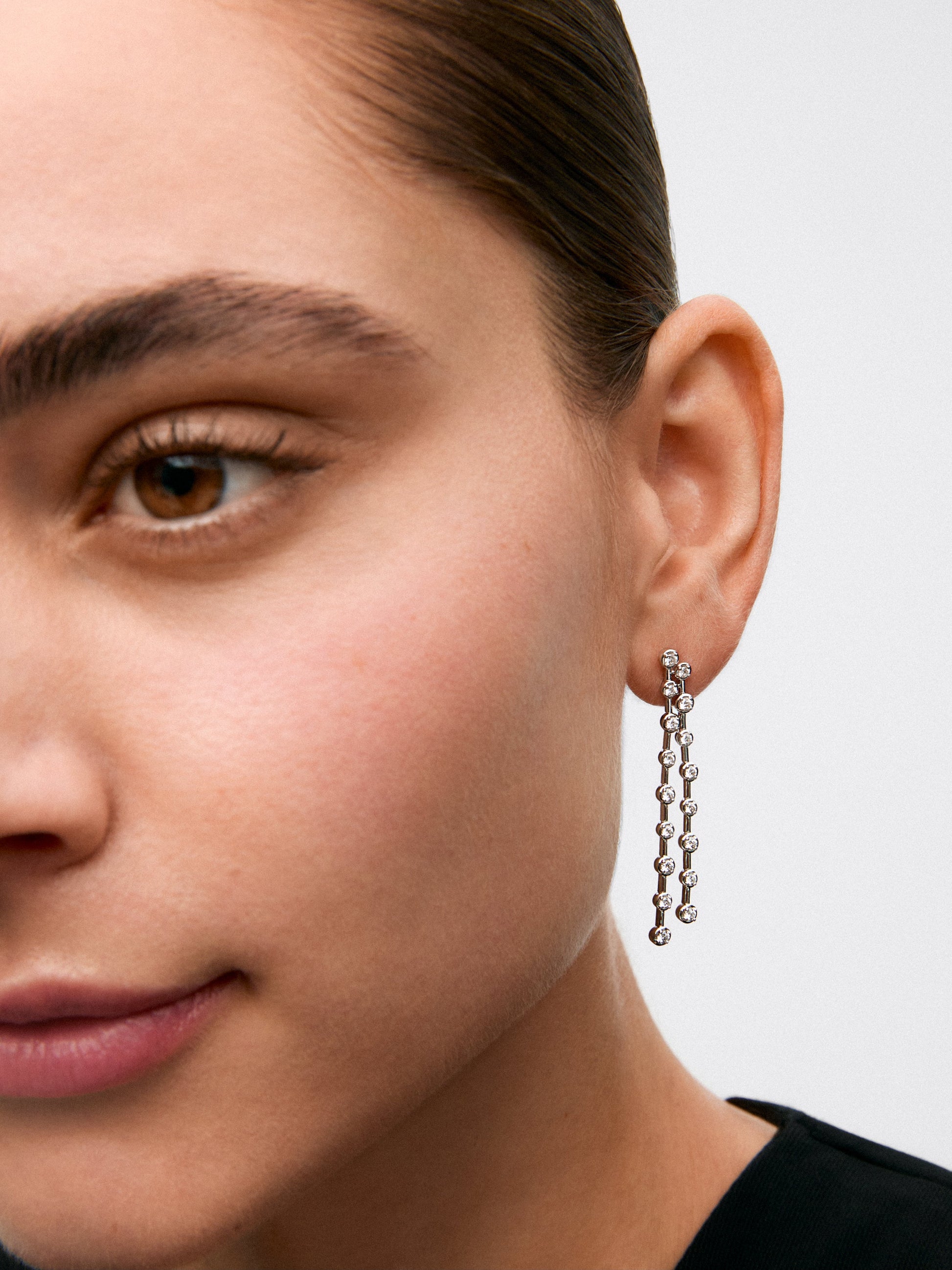 Pendientes largos de oro blanco de 18K con 34 diamantes en talla brillante con un total de 1,03 cts