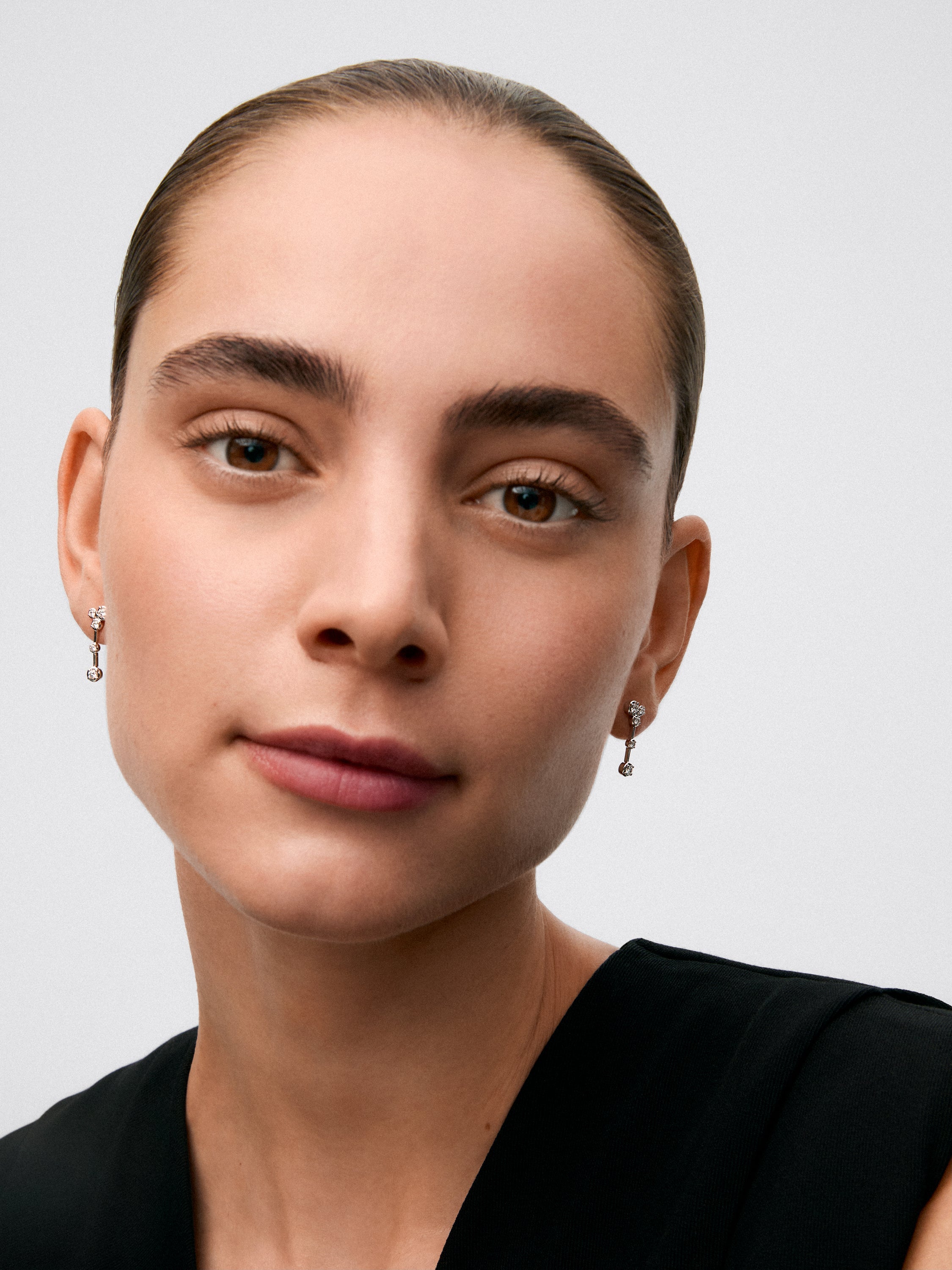 Pendientes largos de oro blanco de 18K con 10 diamantes en talla brillante con un total de 0,44 cts