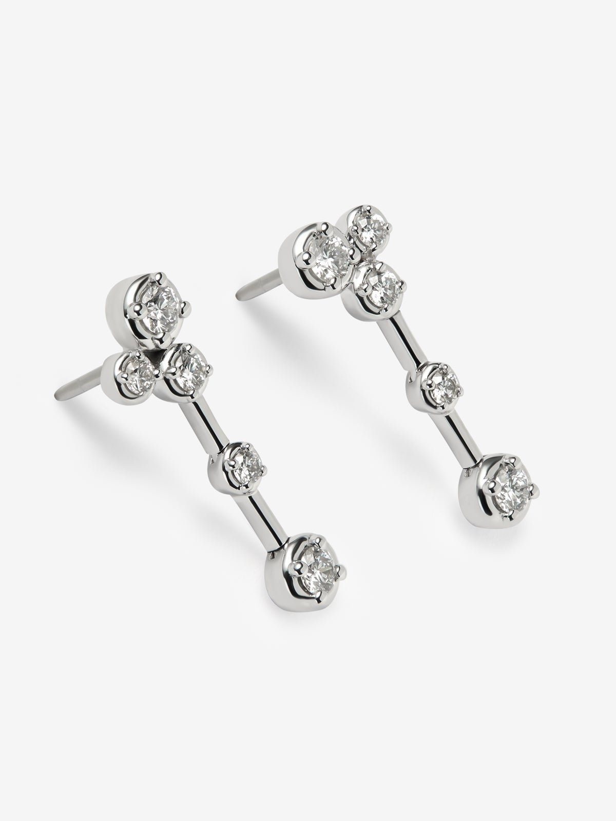 Pendientes largos de oro blanco de 18K con 10 diamantes en talla brillante con un total de 0,44 cts