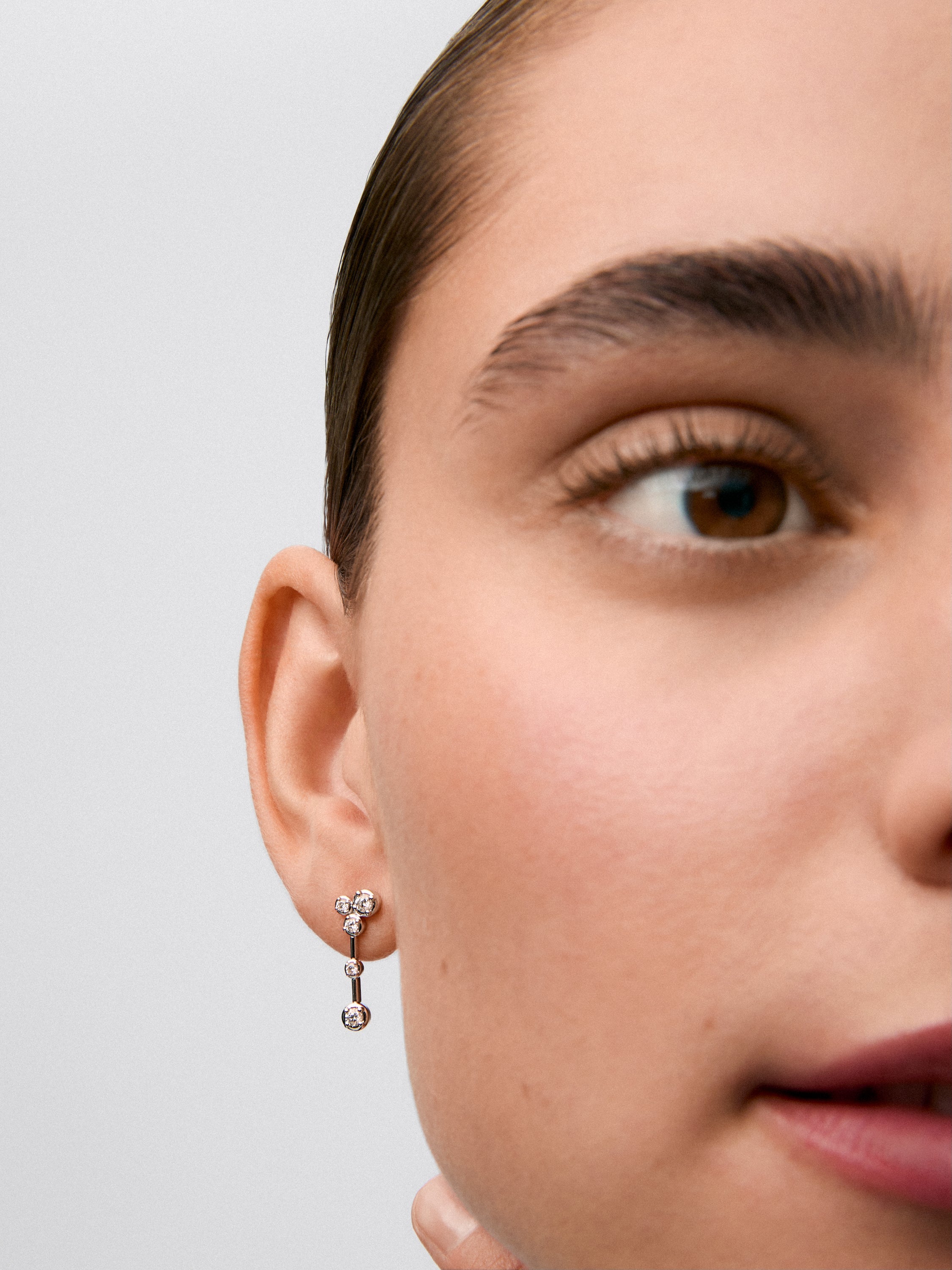 Pendientes largos de oro blanco de 18K con 10 diamantes en talla brillante con un total de 0,44 cts