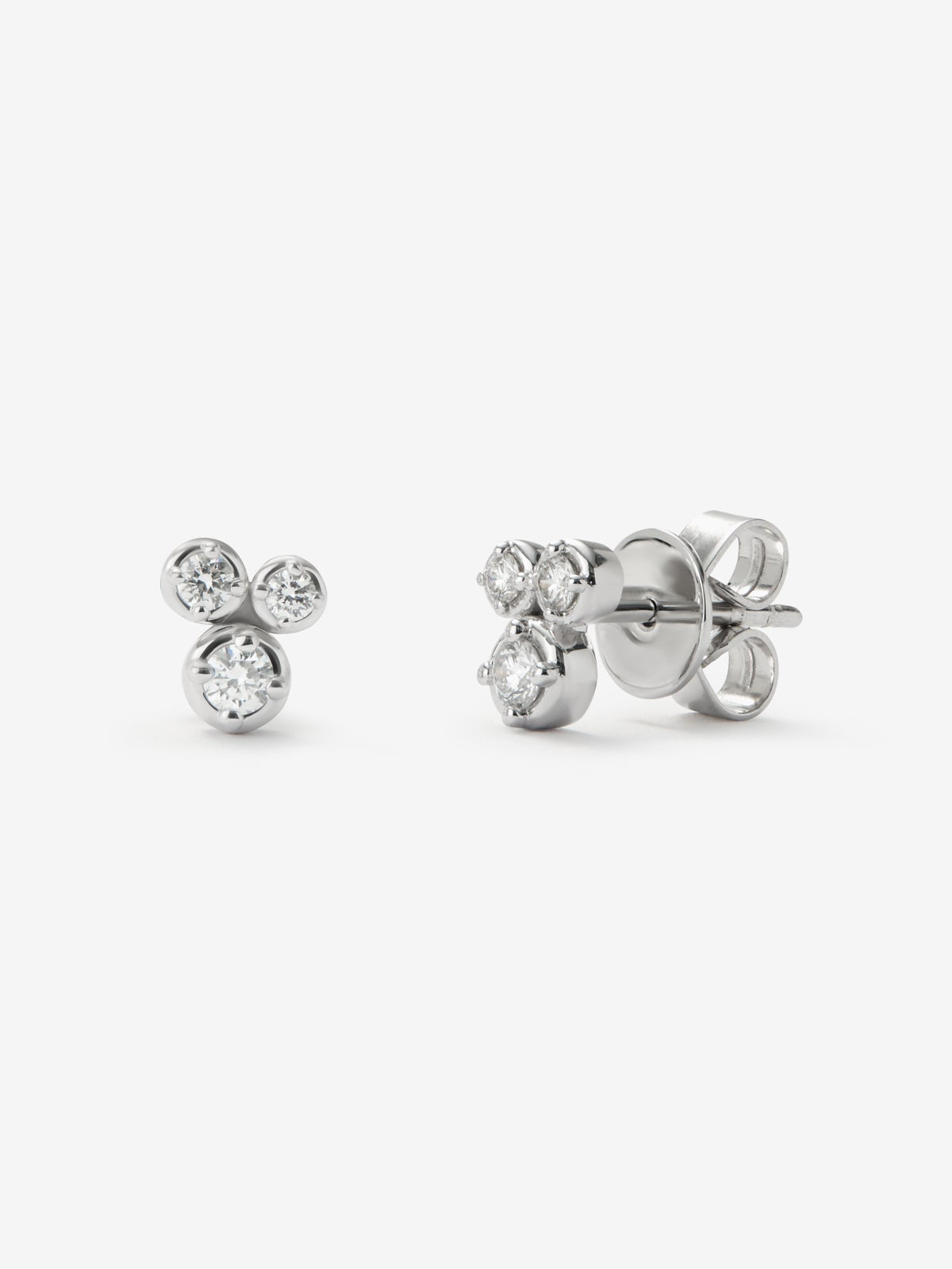 Pendientes de oro blanco de 18K con 6 diamantes en talla brillante con un total de 0,26 cts