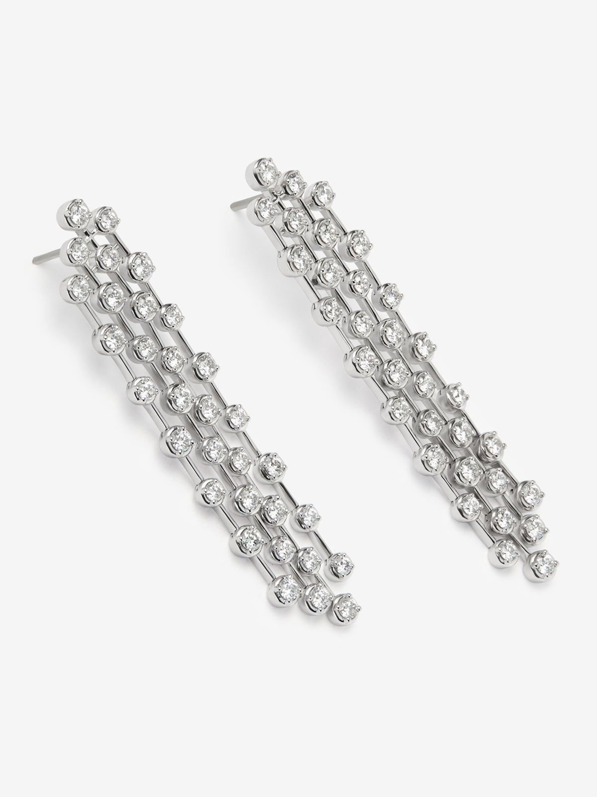 Pendientes de oro blanco de 18K con 64 diamantes en talla brillante con un total de 1,92 cts