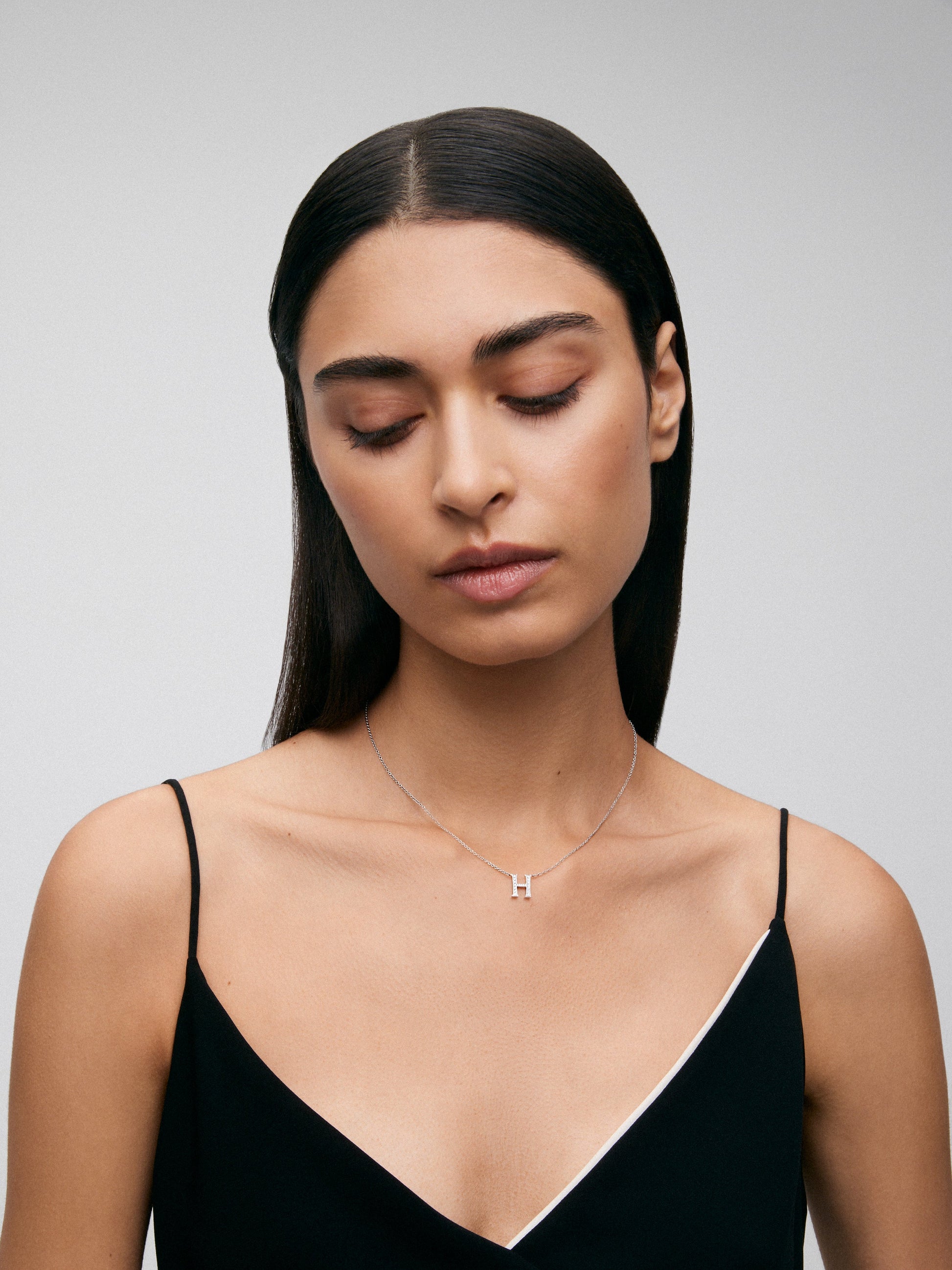 Colgante de oro blanco de 18K con letra H y diamantes blancos en talla brillante