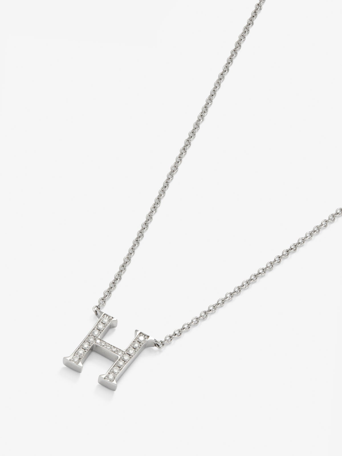 Colgante de oro blanco de 18K con letra H y diamantes blancos en talla brillante