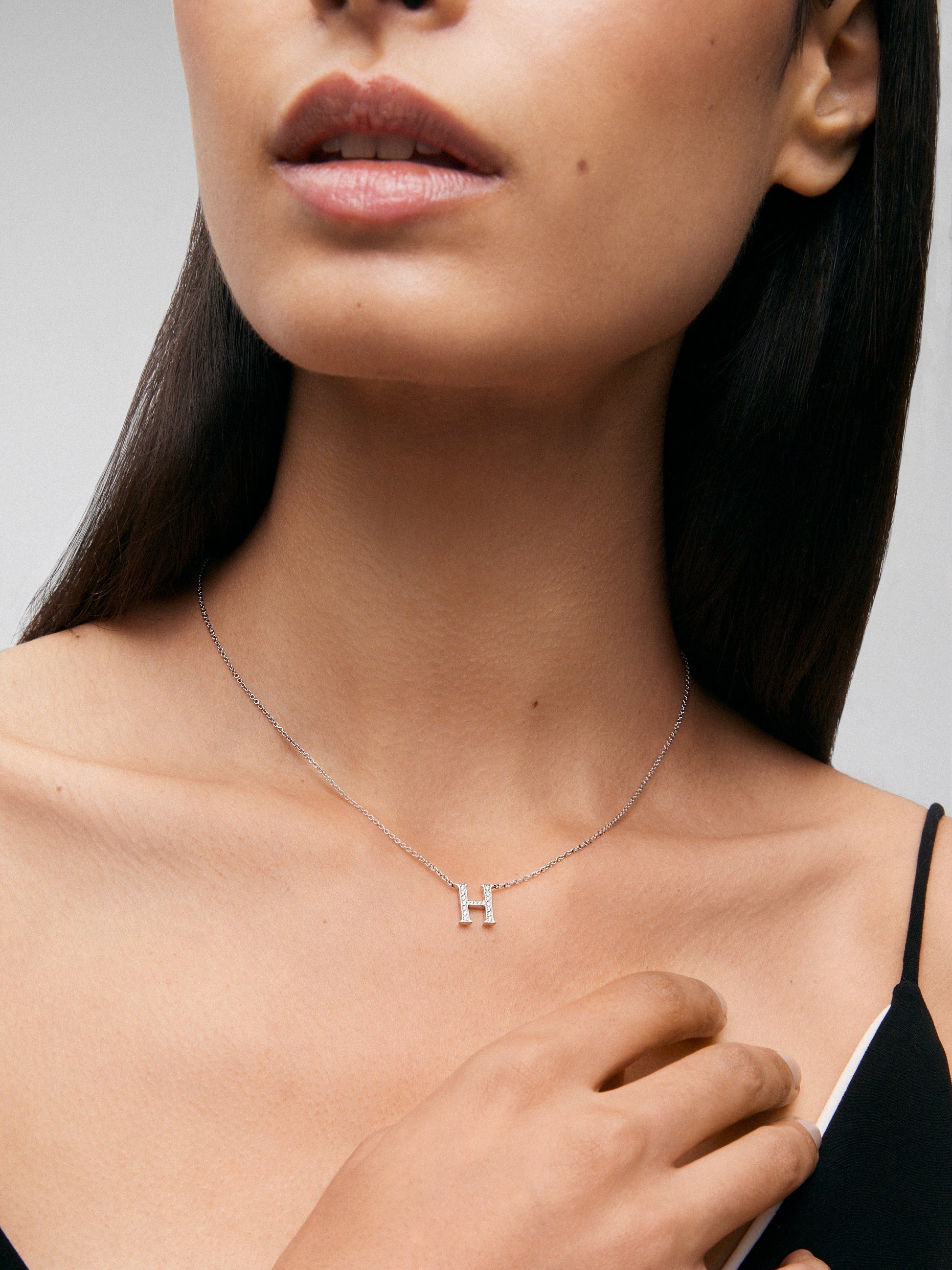Colgante de oro blanco de 18K con letra H y diamantes blancos en talla brillante