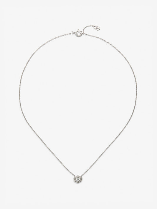 Colgante de oro blanco de 18K con diamante central en talla brillante de 0,2 cts y orla de 2 diamantes en talla baguette con un total de 0,05 cts y 10 diamantes en talla brillante con un total de 0,035 cts