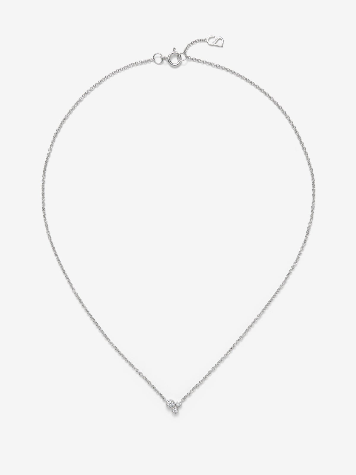 Colgante de oro blanco de 18K con 3 diamantes en talla brillante con un total de 0,13 cts