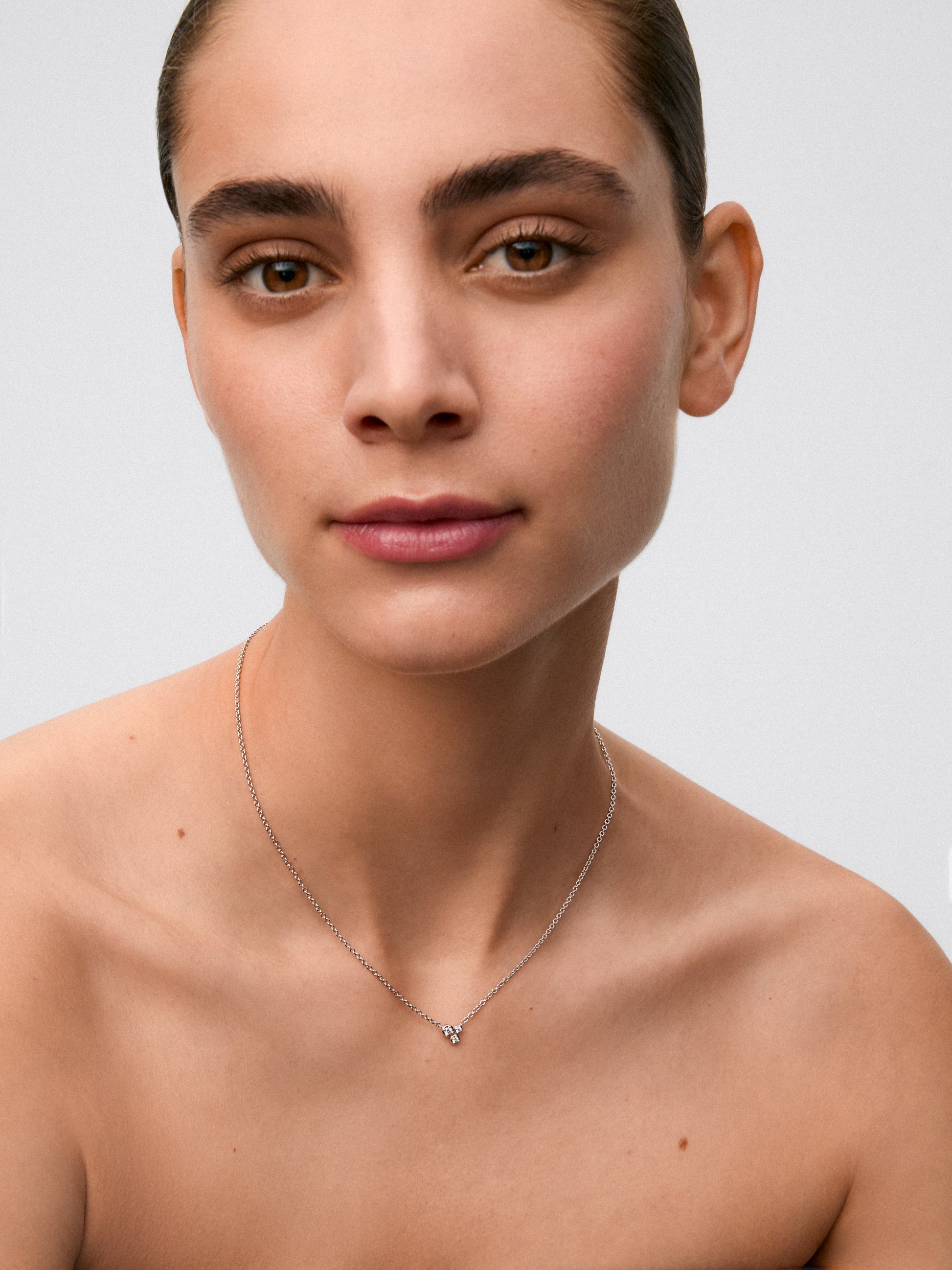 Colgante de oro blanco de 18K con 3 diamantes en talla brillante con un total de 0,13 cts