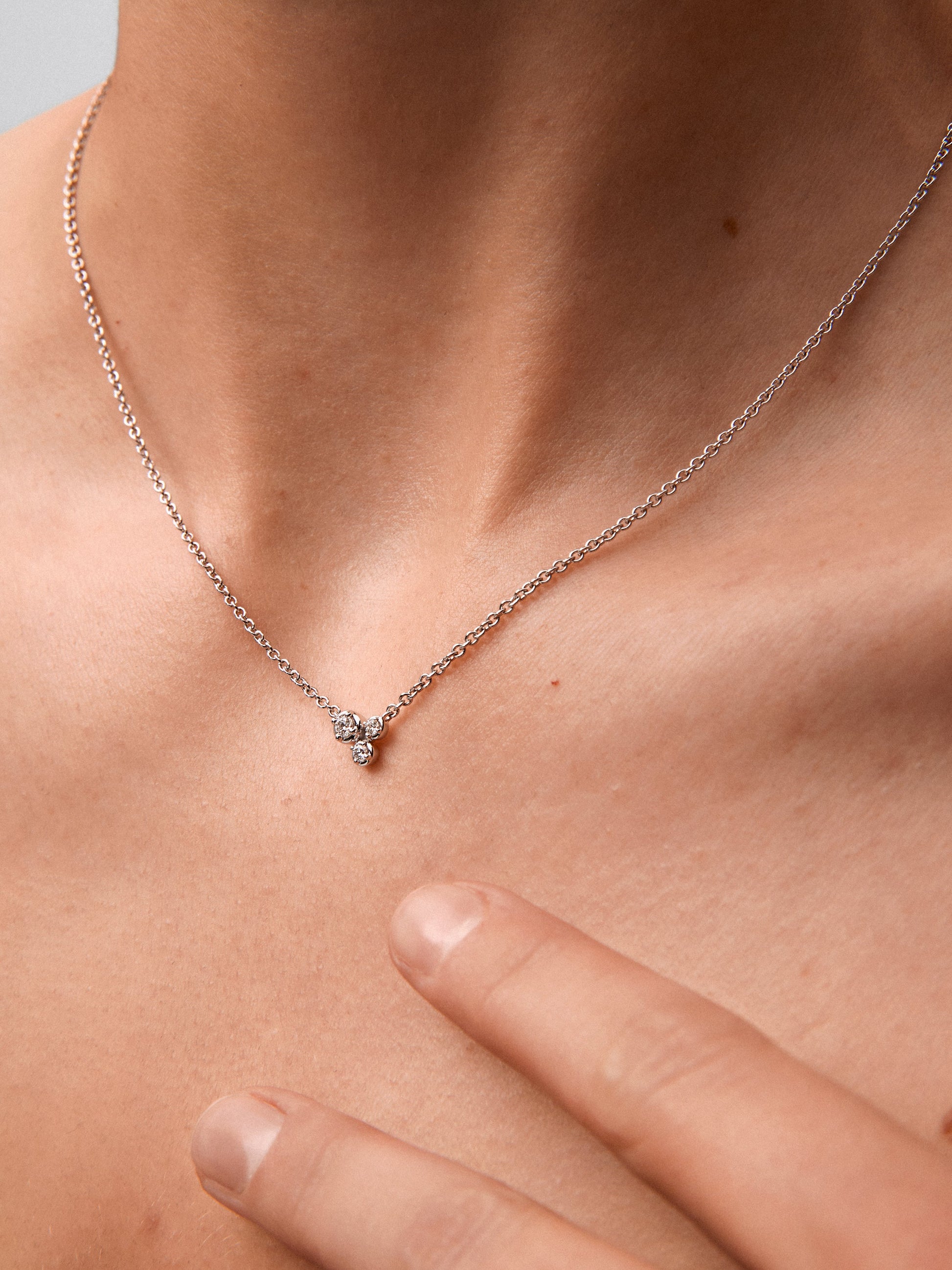 Colgante de oro blanco de 18K con 3 diamantes en talla brillante con un total de 0,13 cts