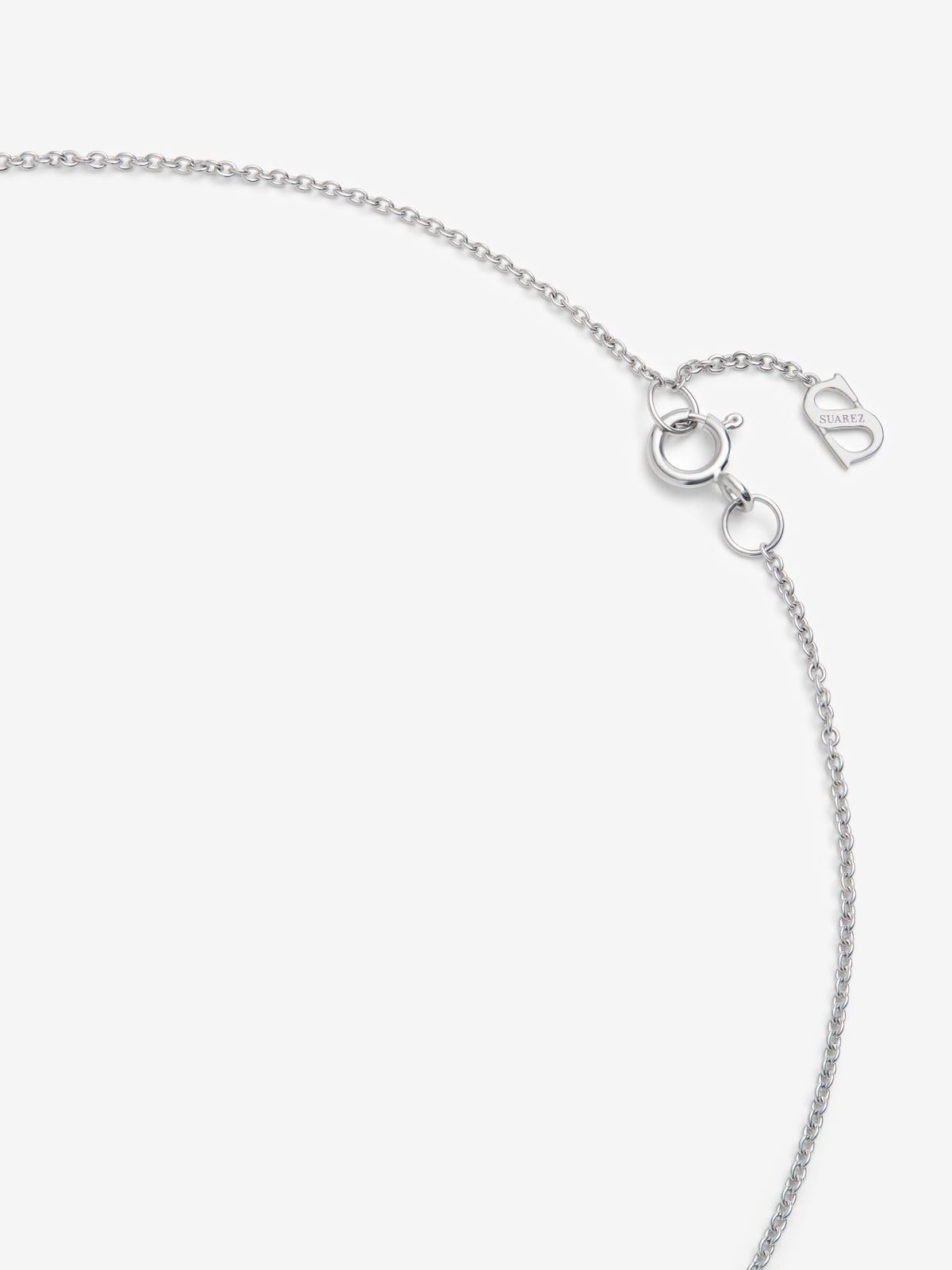 Colgante de oro blanco de 18K con 3 diamantes en talla brillante con un total de 0,13 cts