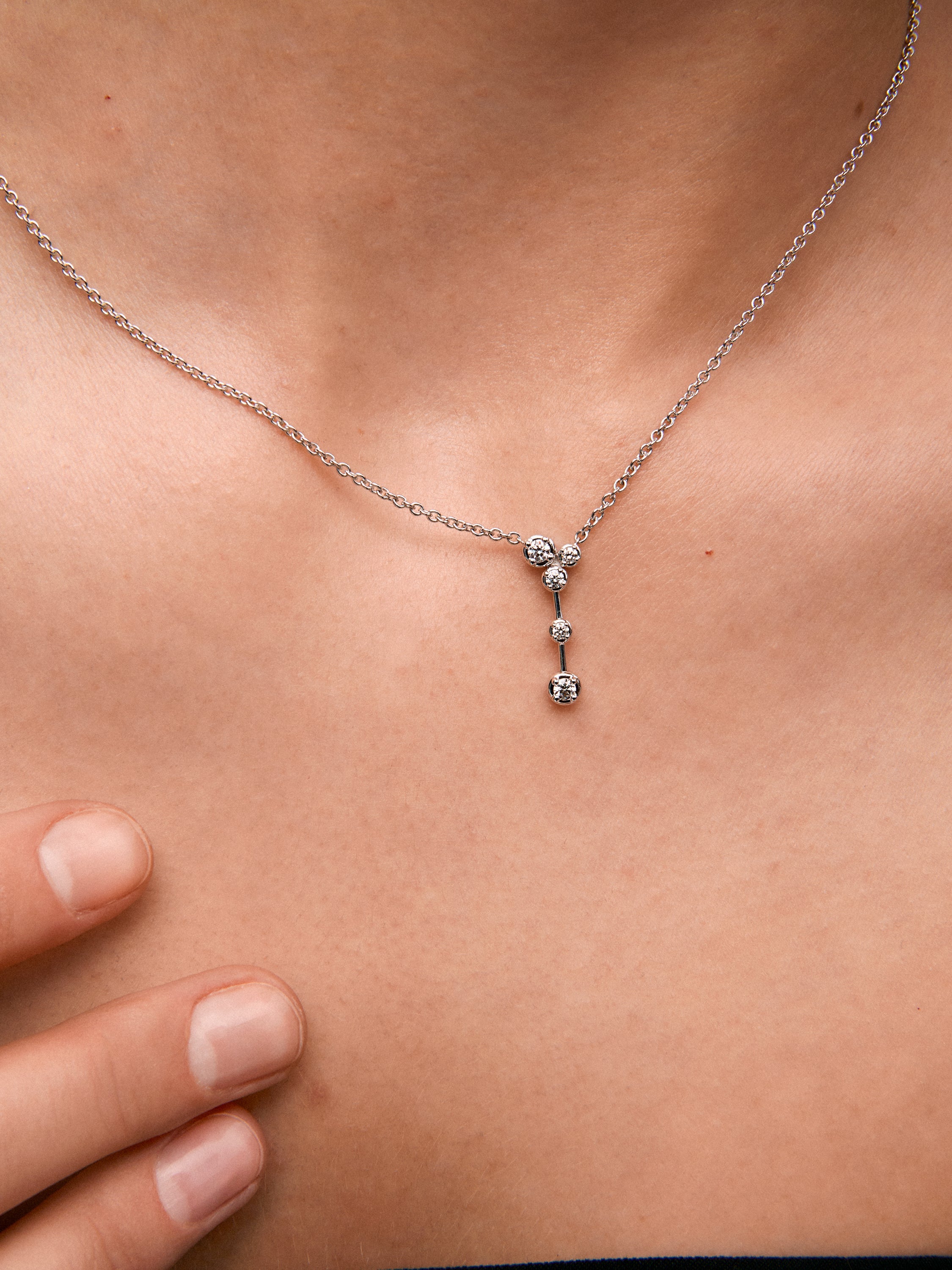 Colgante de oro blanco de 18K con 5 diamantes en talla brillante con un total de 0,13 cts