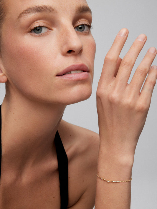 Pulsera de oro amarillo de 18K con 7 diamantes en talla brillante con un total de 0,08 cts