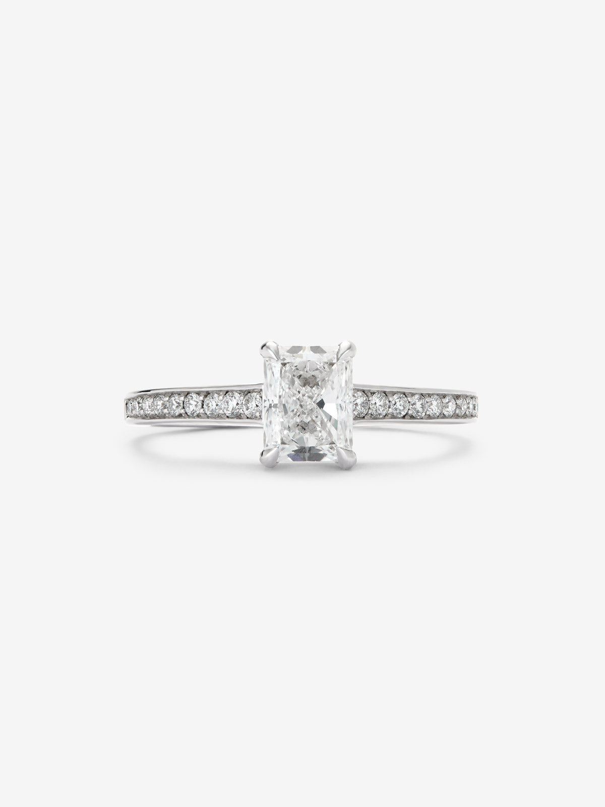 Anillo solitario de compromiso de oro blanco de 18K con diamantes