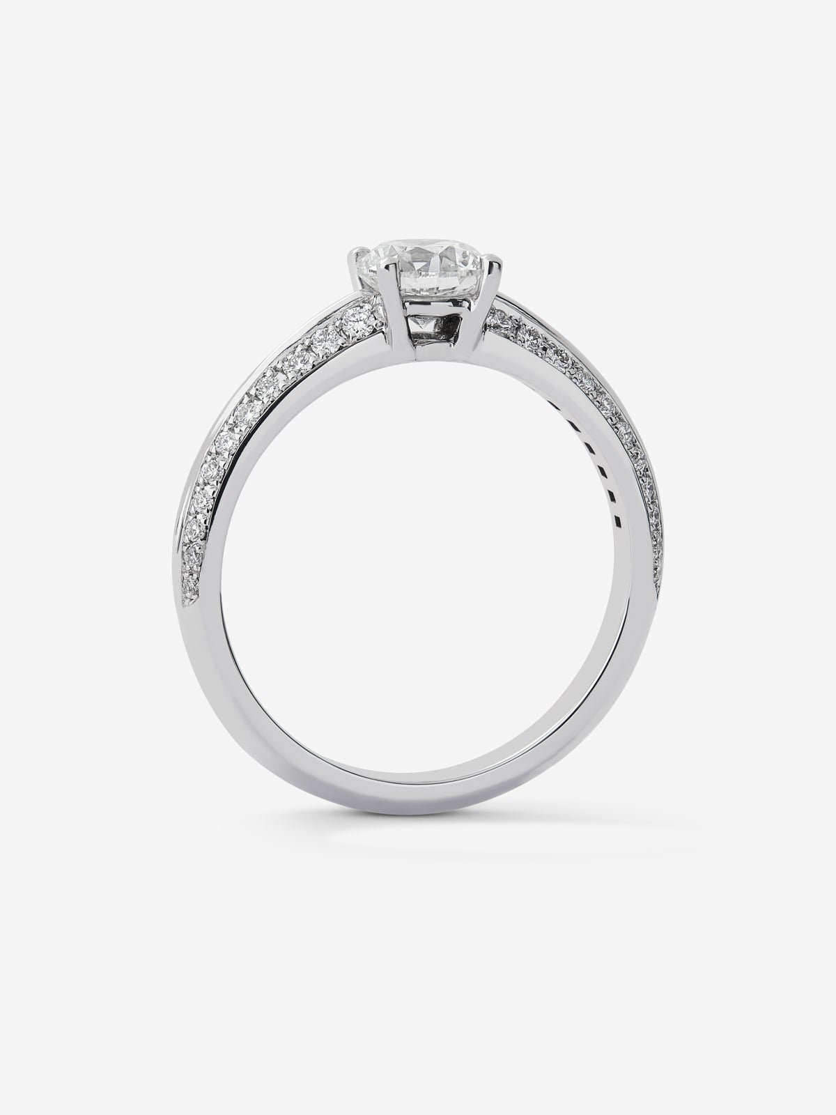 Anillo solitario de oro blanco de 18K con diamante central de 0,70 cts y diamantes en talla brillante con un total de 0,23 cts