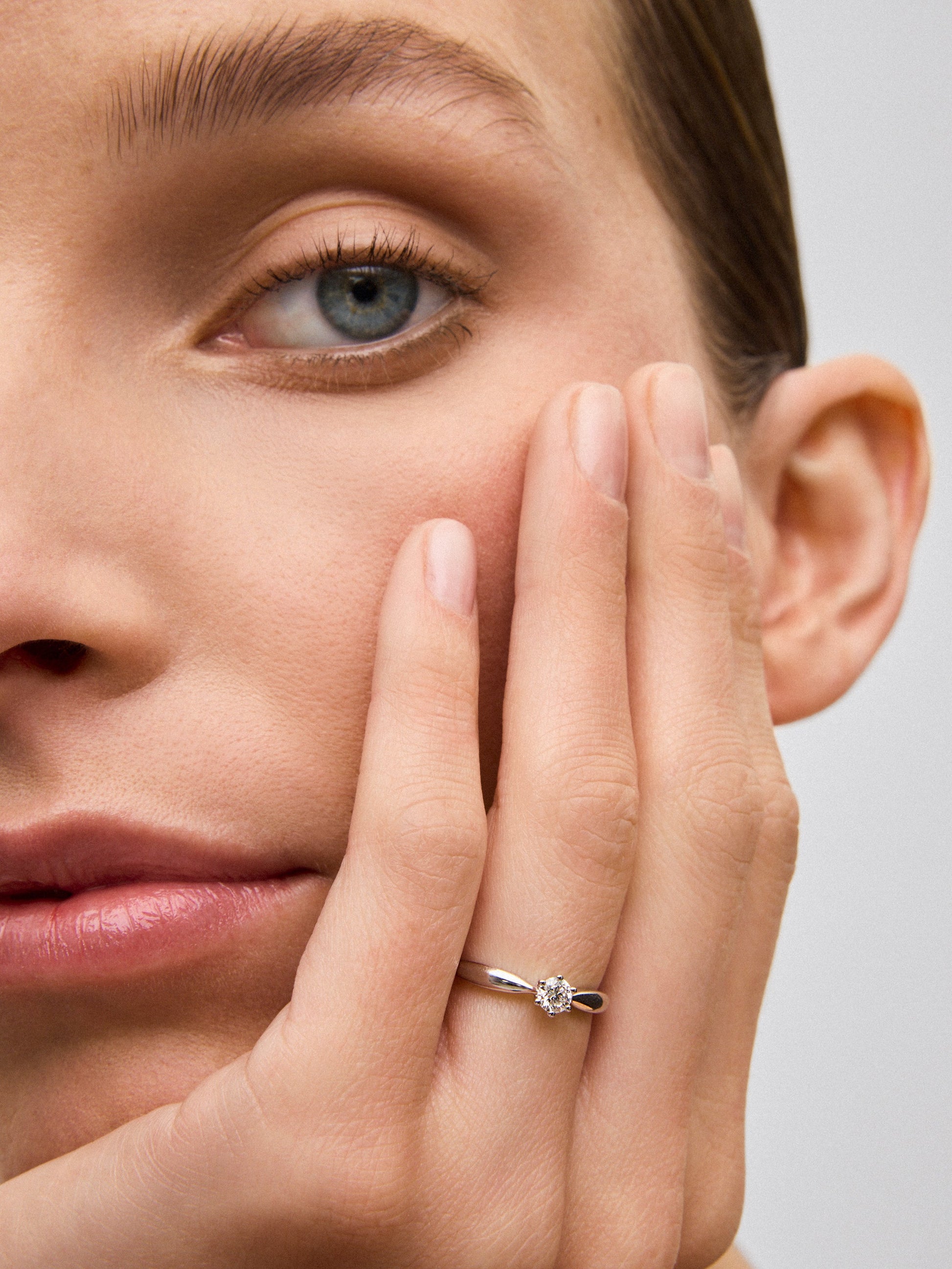 Anillo solitario de oro blanco de 18K con diamante en talla brillante de 0,30 cts