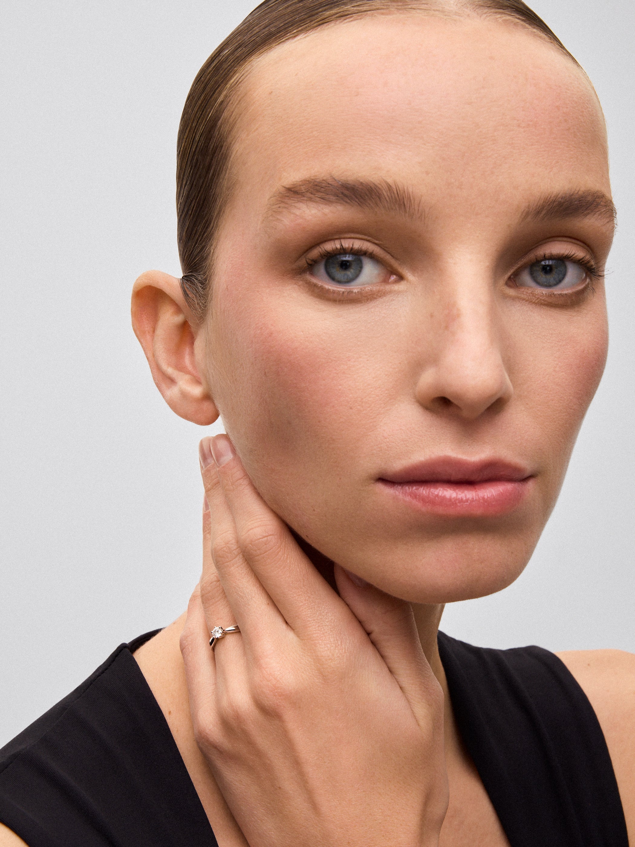 Anillo solitario de oro blanco de 18K con diamante en talla brillante de 0,30 cts