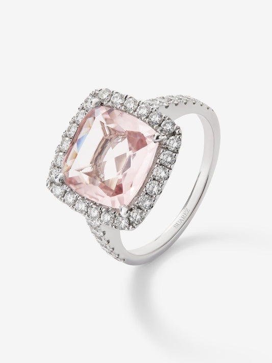 Anillo de oro blanco de 18K con morganita rosa en talla cushion de 3,6 cts y diamantes en talla brillante de 0,68 cts
