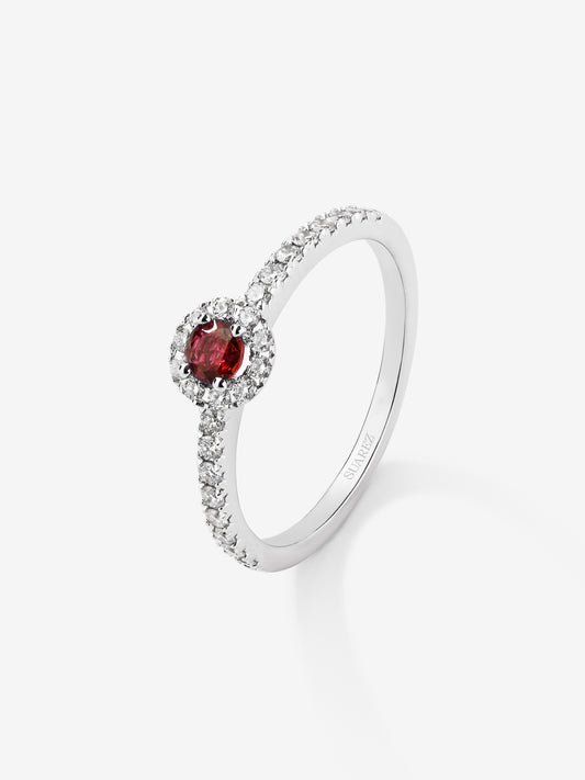 18K white gold ring with a 0.1 ct central ruby and a diamond border totaling 0.2 ct.