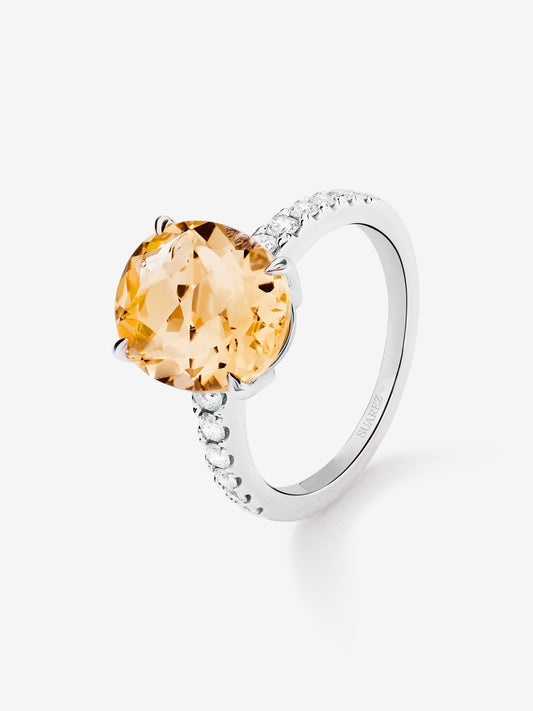 Anillo solitario de oro blanco de 18K con cuarzo citrino en talla oval de 4,4 cts y diamantes en talla brillante de 0,29 cts