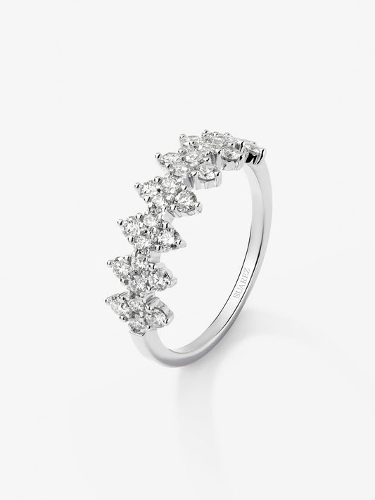 Anillo de oro blanco de 18K con 28 diamantes en talla brillante con un total de 0,59 cts
