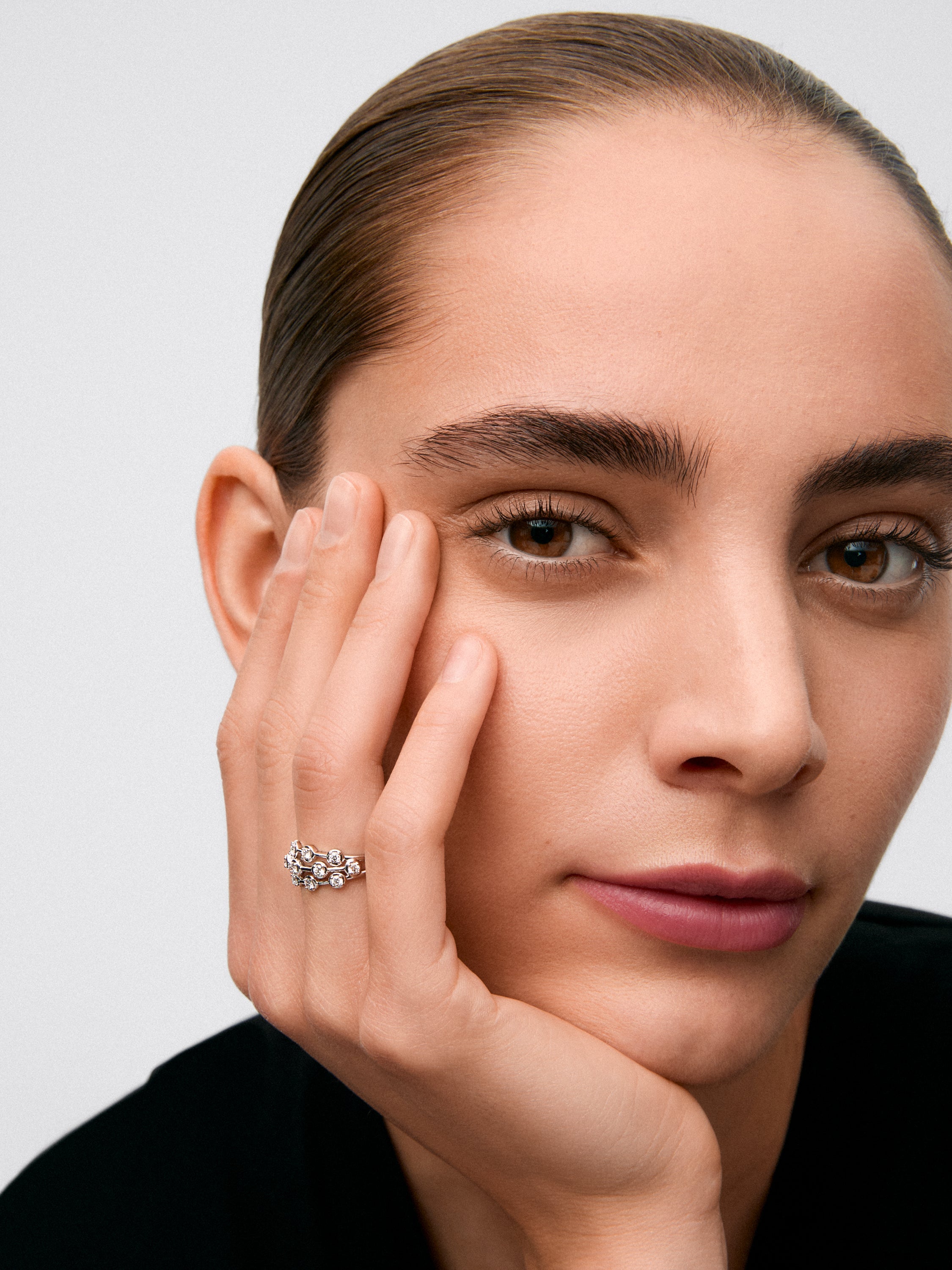 Anillo multibrazo de oro blanco de 18K con 13 diamantes en talla brillante con un total de 0,45 cts