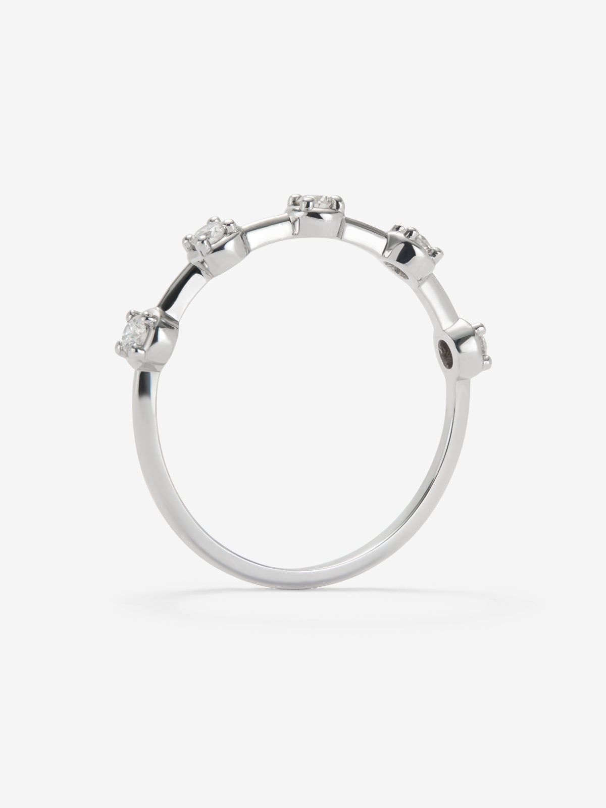 Anillo de oro blanco de 18K con 5 diamantes en talla brillante con un total de 0,16 cts