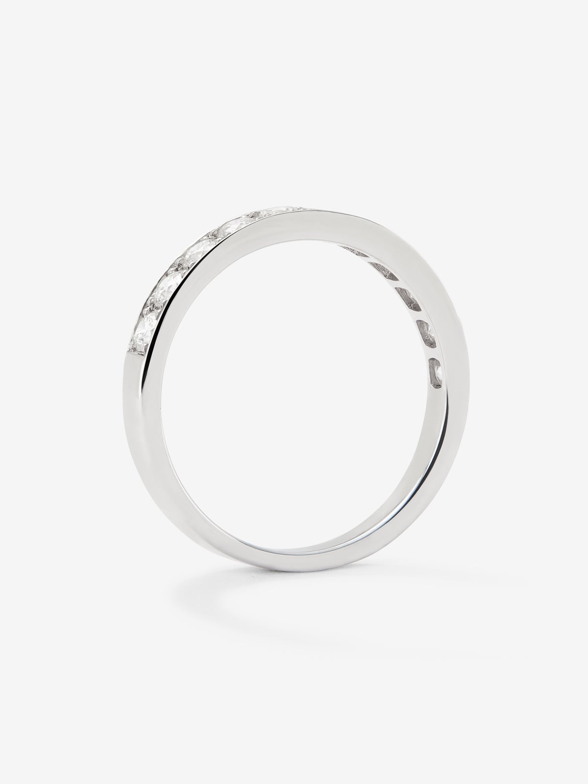 Anillo de oro blanco de 18K con diamantes en talla brillante con un total de 0,6 cts