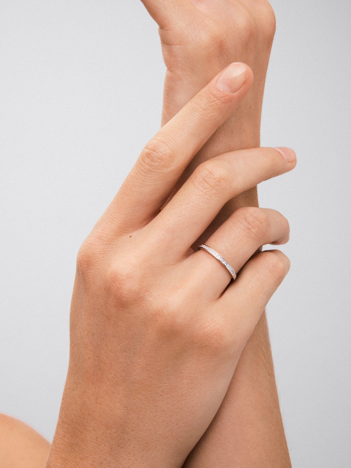Media alianza de oro blanco de 18K con 19 diamantes en talla princesa con un total de 0,29 cts