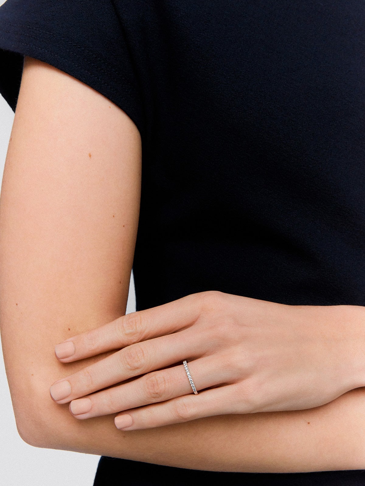 Media alianza de oro blanco de 18K con 15 diamantes en talla brillante con un total de 0,15 cts