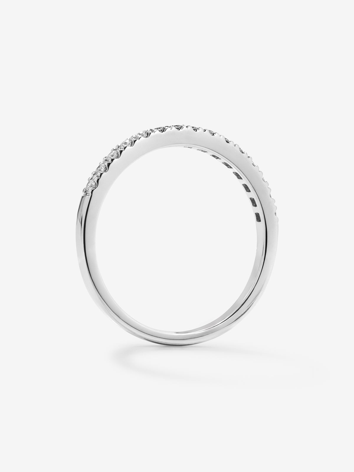 Media alianza de oro blanco de 18K con 15 diamantes en talla brillante con un total de 0,15 cts