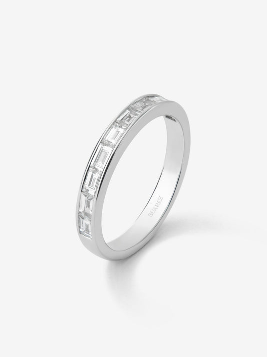Media alianza de oro blanco de 18K con 10 diamantes en talla baguette con un total de 0,76 cts