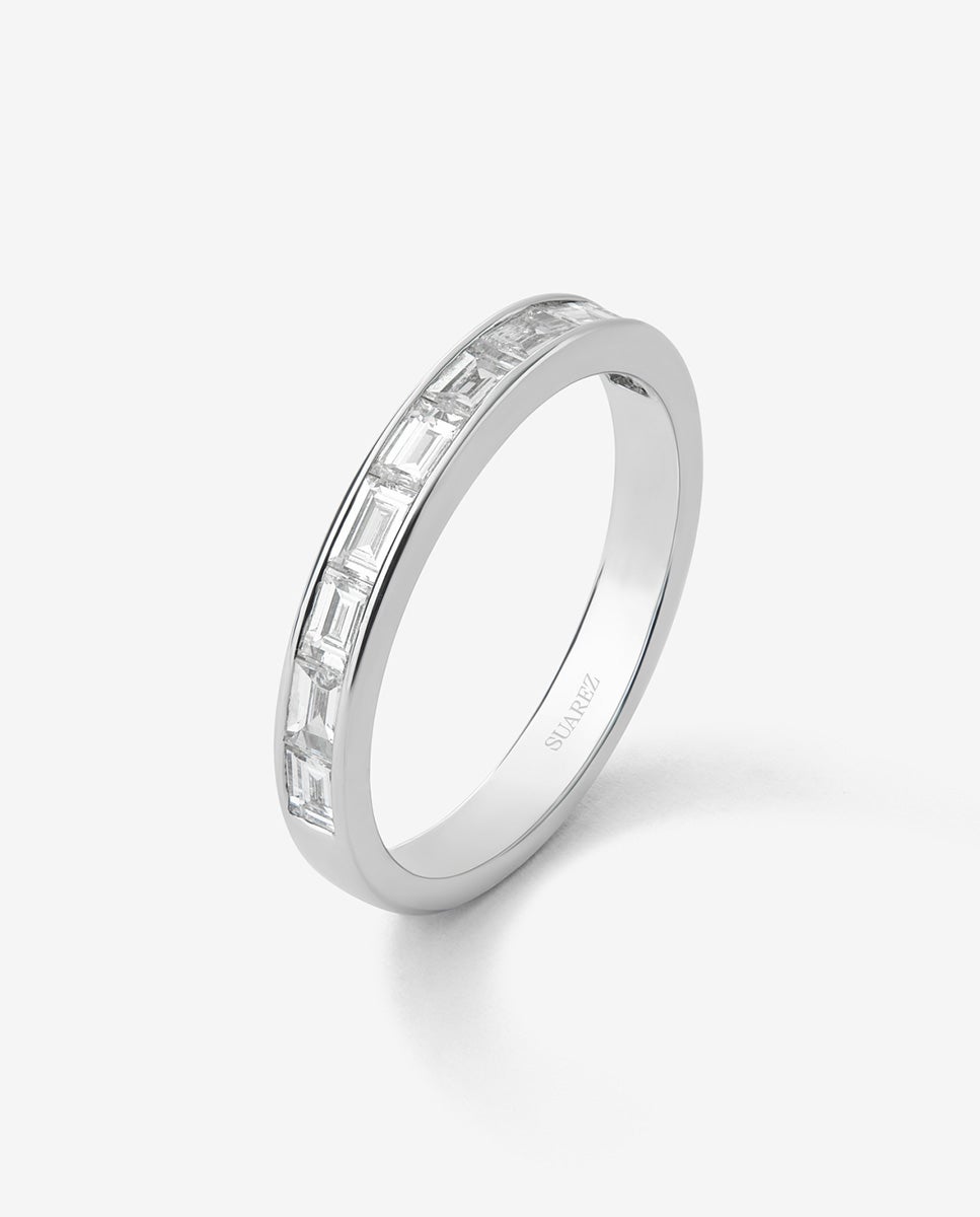 Media alianza de oro blanco de 18K con 10 diamantes en talla baguette con un total de 0,76 cts