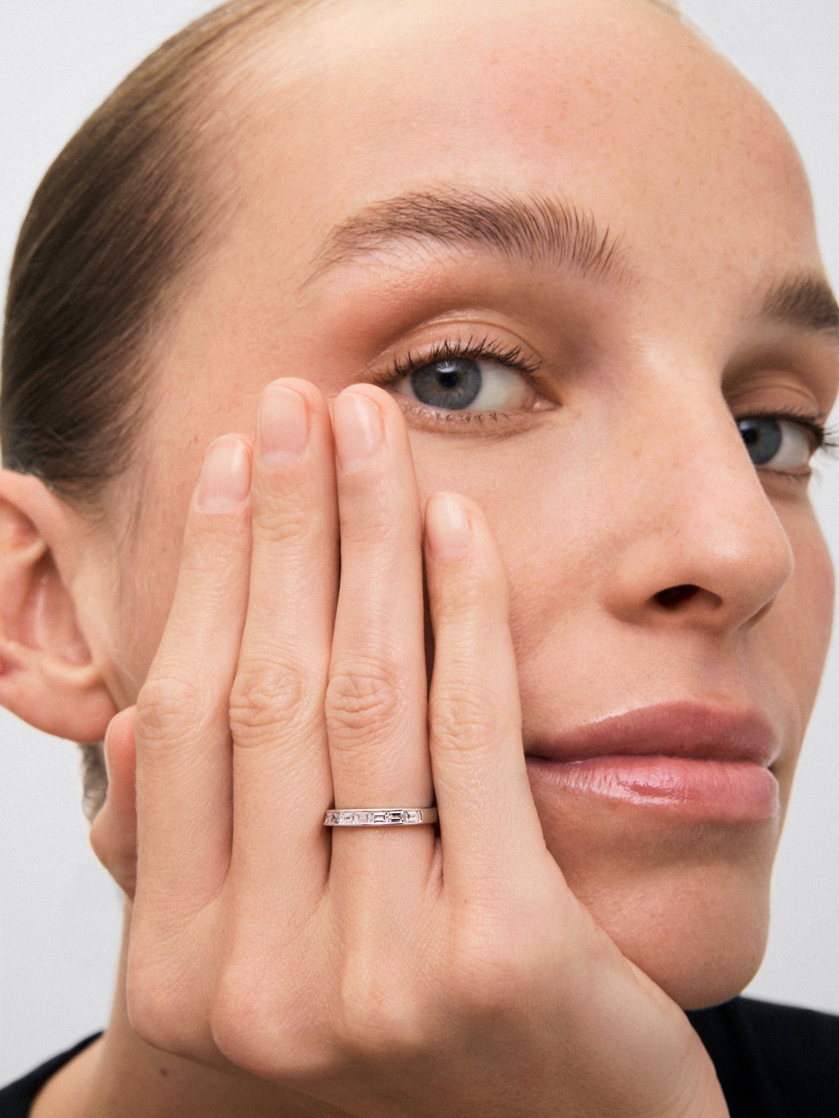 Media alianza de oro blanco de 18K con pavé de diamantes en talla baguette con un total de 0,89 cts