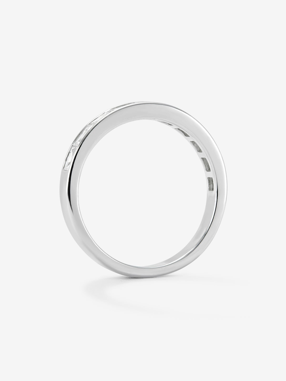Media alianza de oro blanco de 18K con 10 diamantes en talla baguette con un total de 0,76 cts