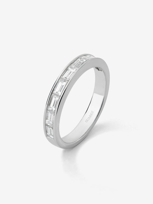 Media alianza de oro blanco de 18K con pavé de diamantes en talla baguette con un total de 0,89 cts