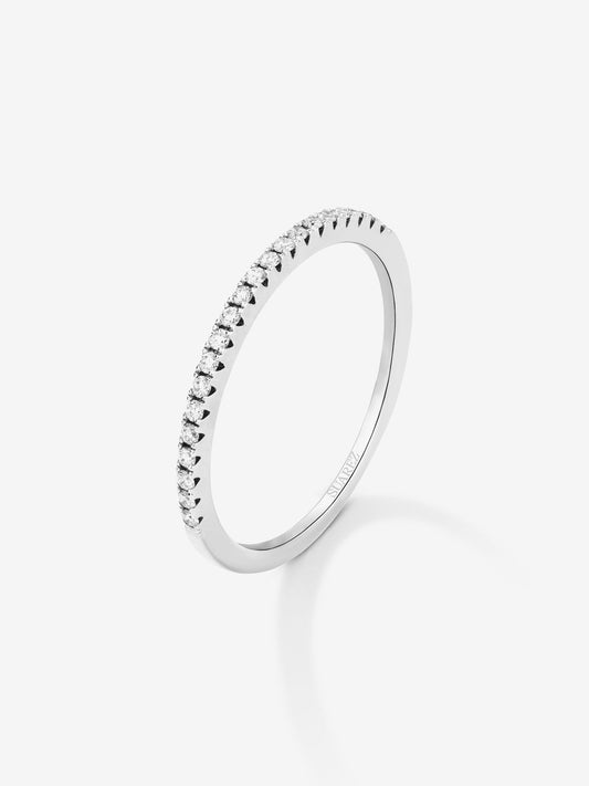Alianza media de compromiso de oro blanco de 18K con diamantes en garra 0,10ct